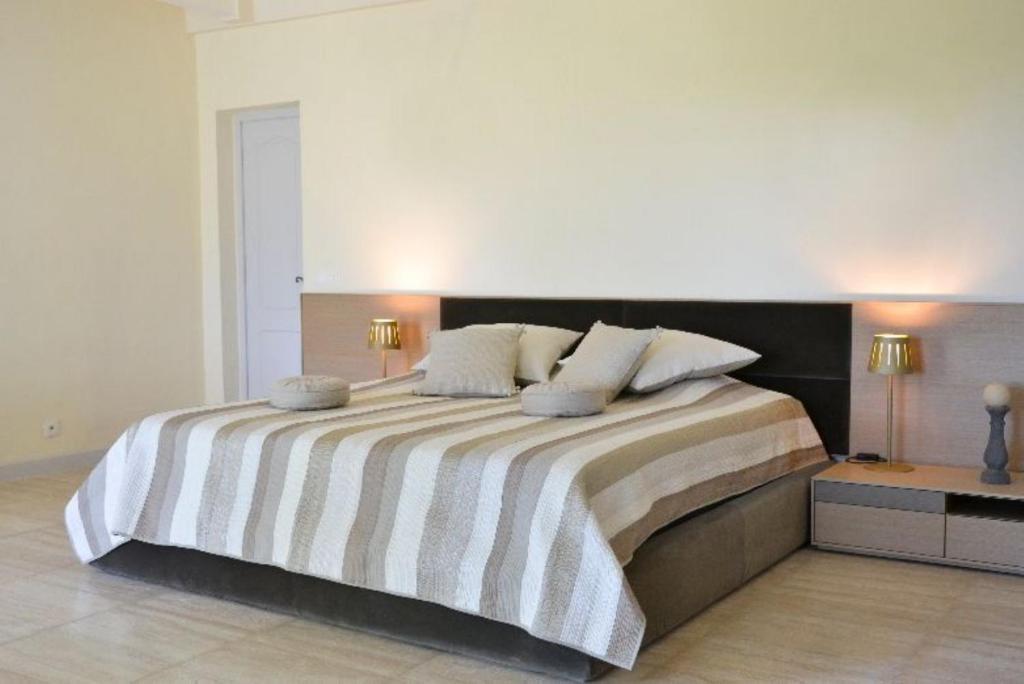 Mas Le 7 Bed & Breakfast Saint-Andiol ภายนอก รูปภาพ